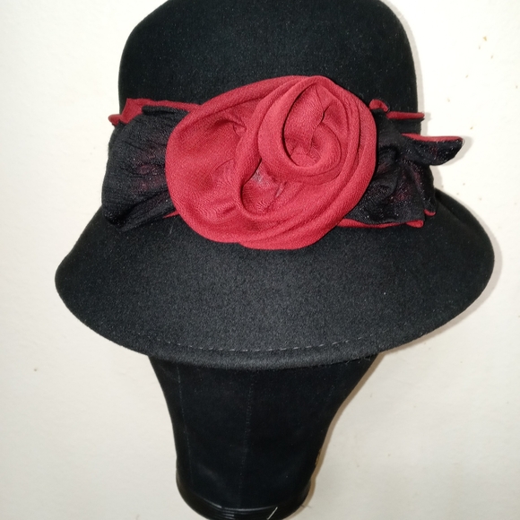 European Design Collanan Cloche Hat with Silk Trim and Roses - Picture 5 of 9